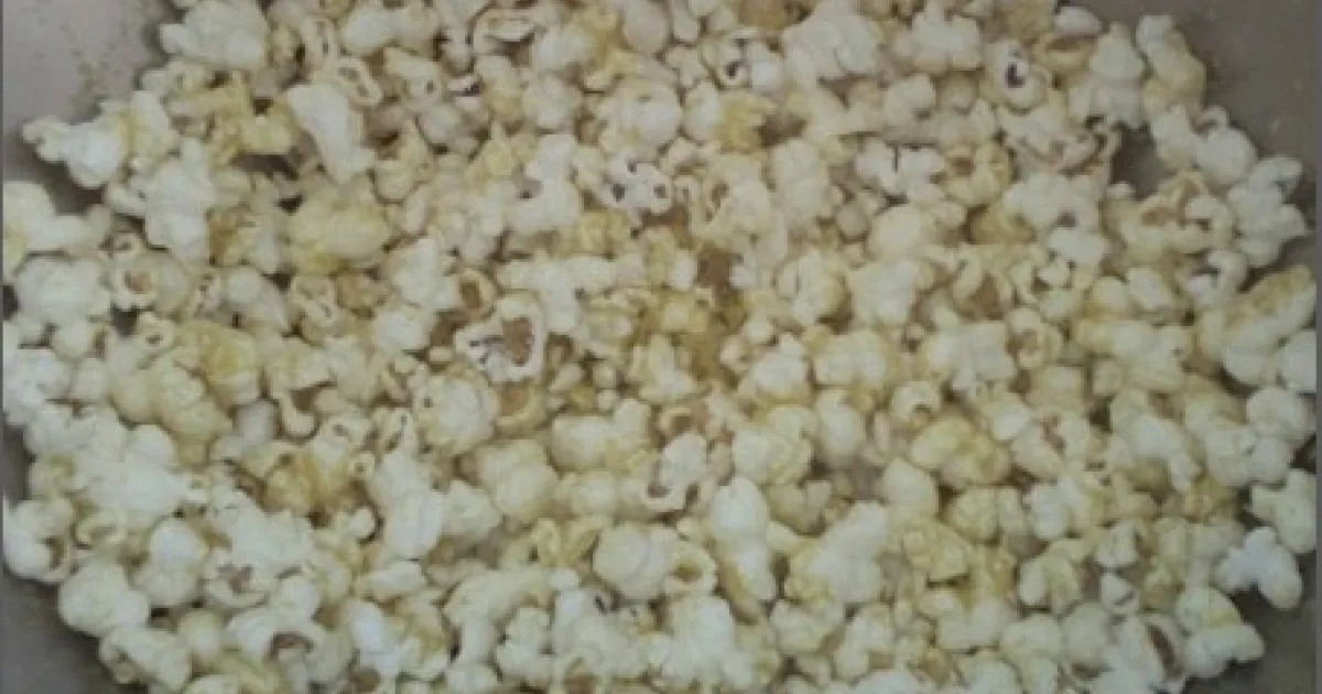Popcorn Seasoned with Nutritional Yeast